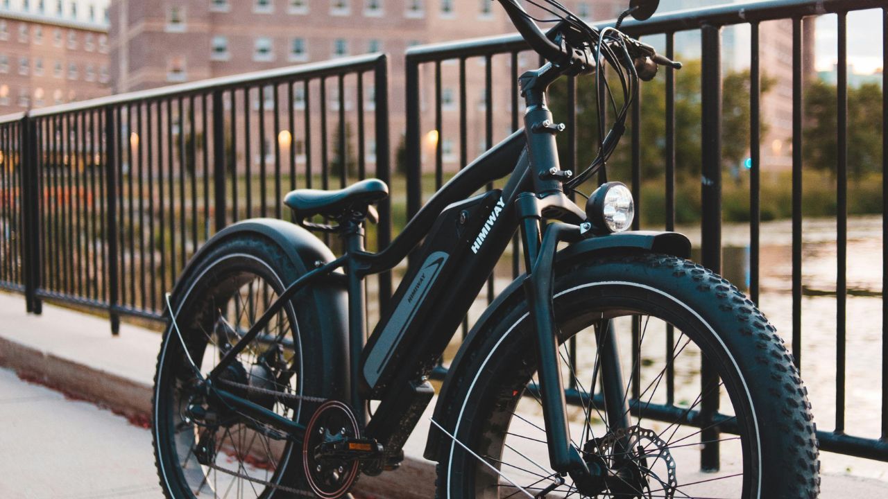 Bicicleta elétrica pode pegar chuva ou estraga? O que saber antes de comprar