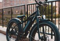 Bicicleta elétrica pode pegar chuva ou estraga? O que saber antes de comprar