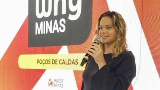 Desde 2022, ela vinha atuando como Assessora Estratégica para Economia do Turismo no Invest Minas, ligada à Secretaria de Estado de Desenvolvimento Econômico