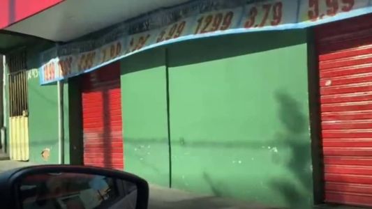 Desde as primeiras horas desta segunda-feira (16), estabelecimentos estão fechados no bairro