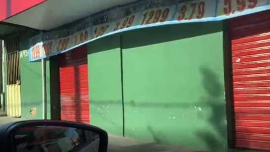 Desde as primeiras horas desta segunda-feira (16), estabelecimentos estão fechados no bairro