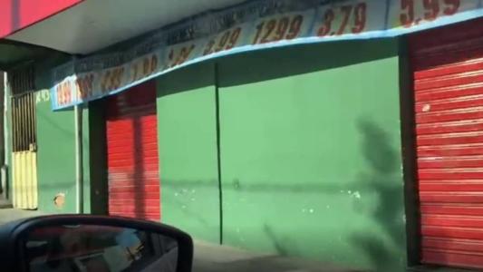 Desde as primeiras horas desta segunda-feira (16), estabelecimentos estão fechados no bairro