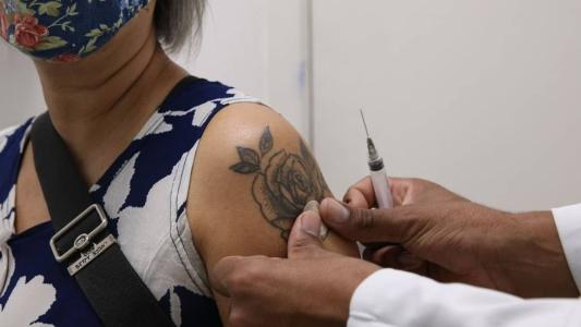 Desde o início da pandemia, o país acumula 36,6 milhões de casos confirmados da covid-19 e 695,6 mil mortes registradas