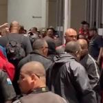 Flamengo chega ao Rio sob protestos de torcedores: 'Time sem vergonha'