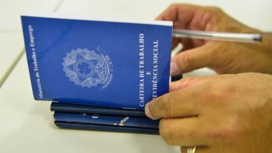 A população desocupada ficou em 8,5 milhões de pessoas, queda de 6,3% em relação ao trimestre anterior e recuo de 3,8% se comparado ao mesmo período de 2022