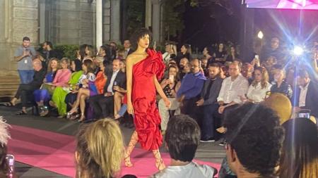 Desfile acontece na noite desta segunda-feira (10)