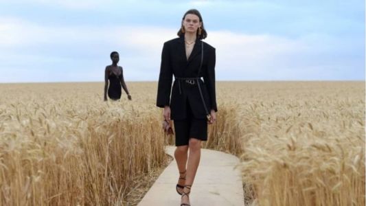 Desfile de moda na França em campos de trigo