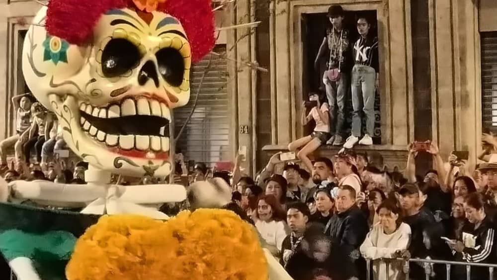 Milhares de mexicanos e turistas acompanham o desfile do Dia dos Mortos na Cidade do México