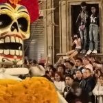 Milhares de mexicanos e turistas acompanham o desfile do Dia dos Mortos na Cidade do México