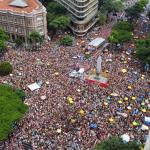Carnaval de BH: Quando Come se Lambuza arrasta multidão e lota praça Sete; imagens aéreas mostram dimensão do bloco