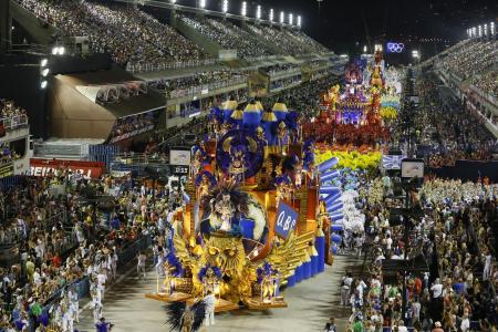 Desfile da Vila Isabel em 2016, sobre Miguel Arraes; carro alegórico desponta na pista