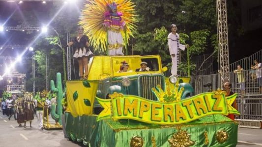 Desfiles acontecem após as apresentações dos Blocos Caricatos