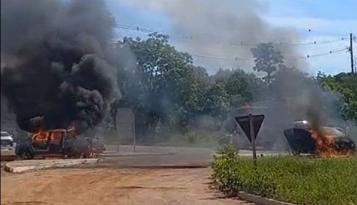 Vídeo: carros batem e pegam fogo com crianças em rodovia de Minas