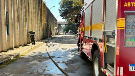Bombeiros realizando o combate do incêndio