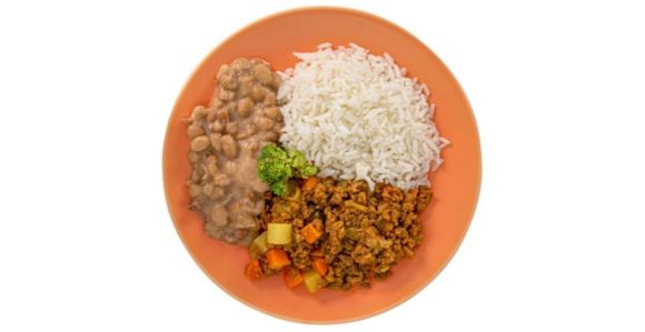 Prato com arroz, feijão e carne de boi