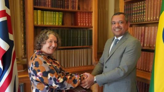 Brasil e Reino Unido firmam acordo para uso sustentável de fertilizantes