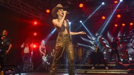 Ana Castela cantando