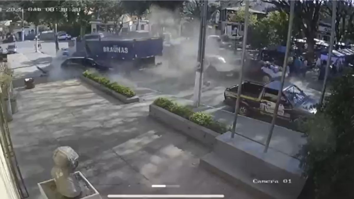 Vídeo mostra momento que caminhão sem freio atinge carros na Grande BH; dois morreram