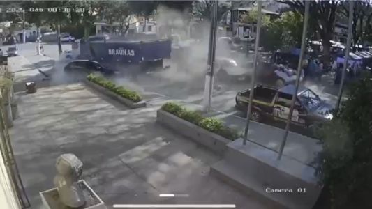 Caminhão sem freio atingiu ao menos cinco carros