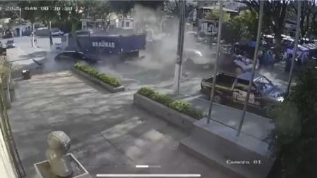 Caminhão sem freio atingiu ao menos cinco carros
