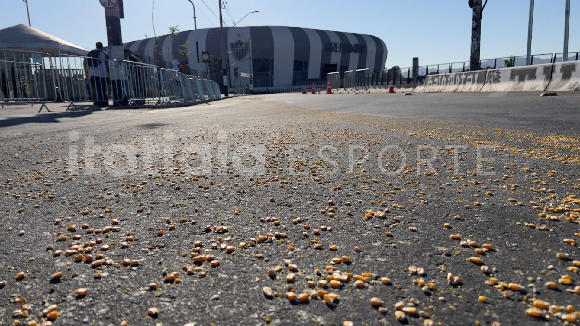 Entorno da Arena MRV amanhece coberto de milho antes de Atlético x Cruzeiro