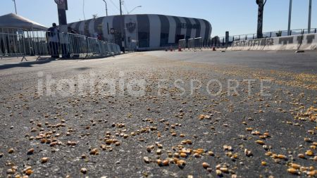 Ruas do entorno da Arena MRV amanheceram repletas de milho