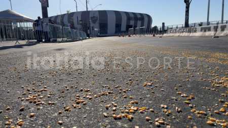 Ruas do entorno da Arena MRV amanheceram repletas de milho