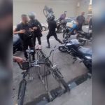 PM joga bicicleta de homem no lixo e tem moto empurrada em confusão no Rio