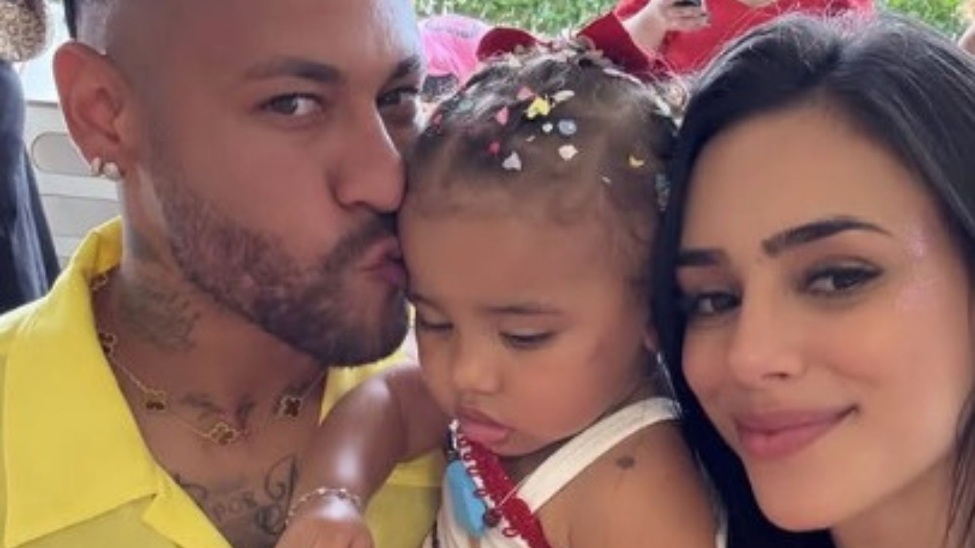 Neymar celebra Carnaval em família no 'Bloquinho da Mavie'