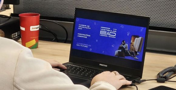 Tela de computador aberta em página com informaçaões do vestibular