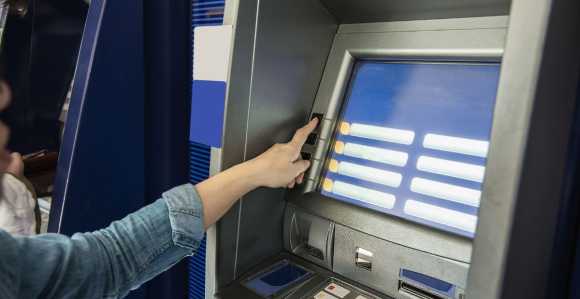 Pessoa realizando operação em caixa eletrônico