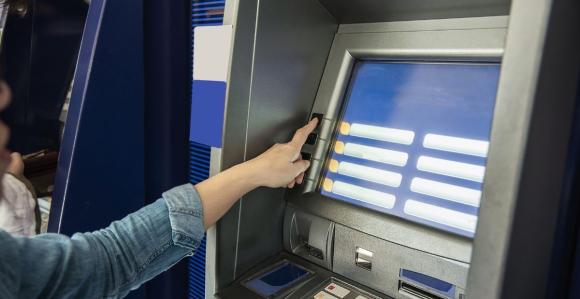 Pessoa realizando operação em caixa eletrônico