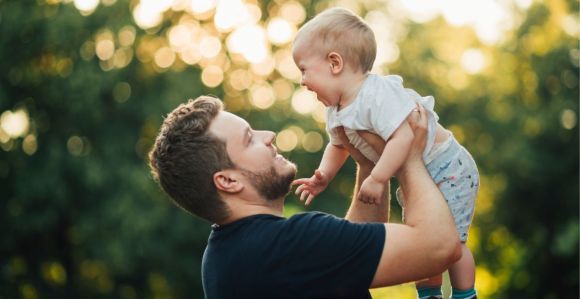 Homem segurando bebê