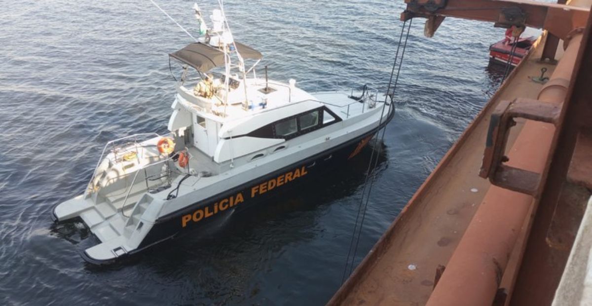 PF resgata cinco imigrantes da Guiné em navio cargueiro no Rio