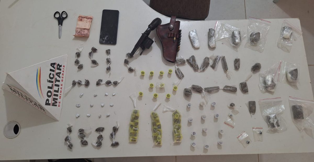 Sentado em sepultura, traficante que vendia drogas em cemitério é preso em MG