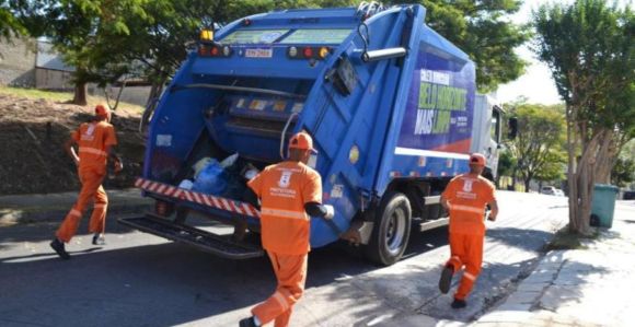 Coletores de lixo e caminhão em BH