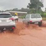 Chuva na Grande BH: BR-262 é tomada por lama nesta quarta-feira (25) em Juatuba (MG)