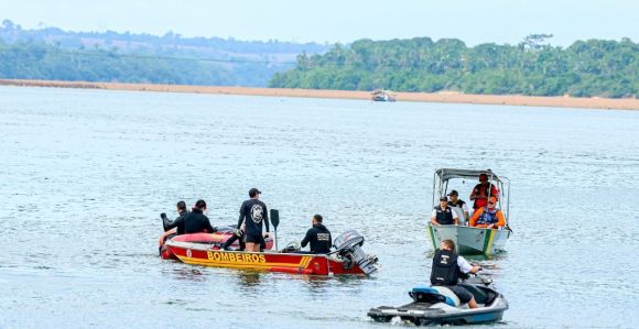 Bombeiros e Marinha realizam buscas no Rio Tocantins