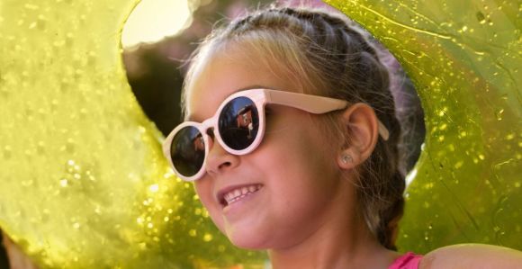 Criança com óculos de sol