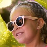 Cuidados nas férias: Criança também precisa usar óculos de sol?