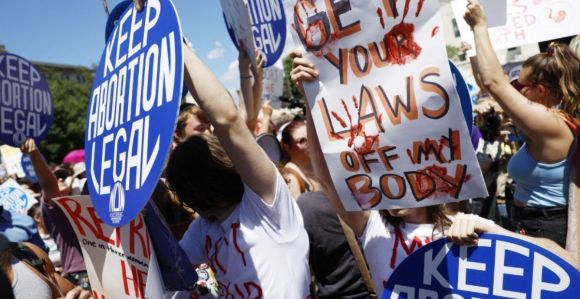 Defensores dos direitos ao aborto em protesto do lado de fora do prédio da Suprema Corte dos EUA
