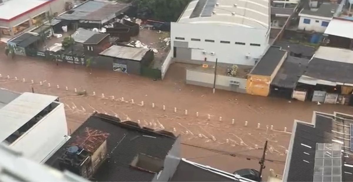 Vídeo: Córrego transborda com temporal e alaga bairros em Passos (MG)