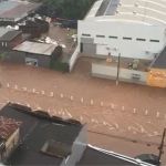 Vídeo: Córrego transborda com temporal e alaga bairros em Passos (MG)