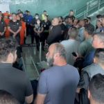 Brasileiros deportados dos EUA cantam Hino Nacional ao terem algemas retiradas pela PF