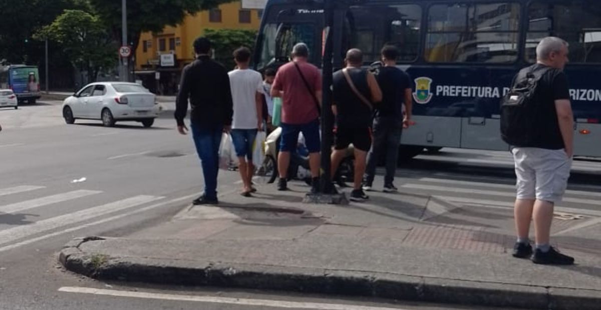 Acidente entre ônibus e moto deixa motociclista gravemente ferida no centro de BH