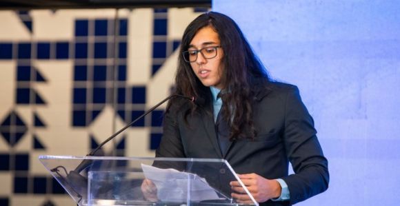 Bernardo de Souza Cordeiro discursando após receber Prêmio Jovem Cientista