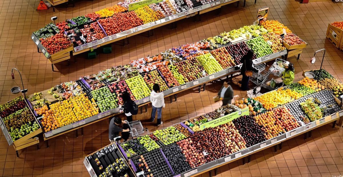 Inflação desacelera em abril, mas alimentos seguem pesando no bolso das famílias
