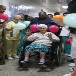 Idosa de 110 anos recebe alta hospitalar e ganha festa de aniversário