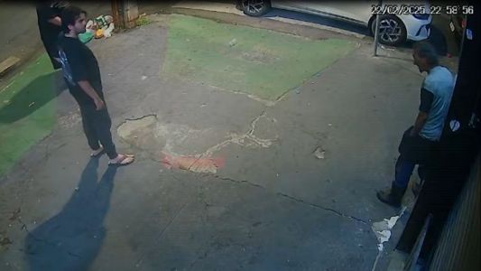 Policial e morador de rua na Pampulha, em BH