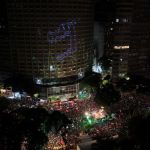 Show de luzes do bloco 'Chama o Síndico' encanta foliões no centro de BH
